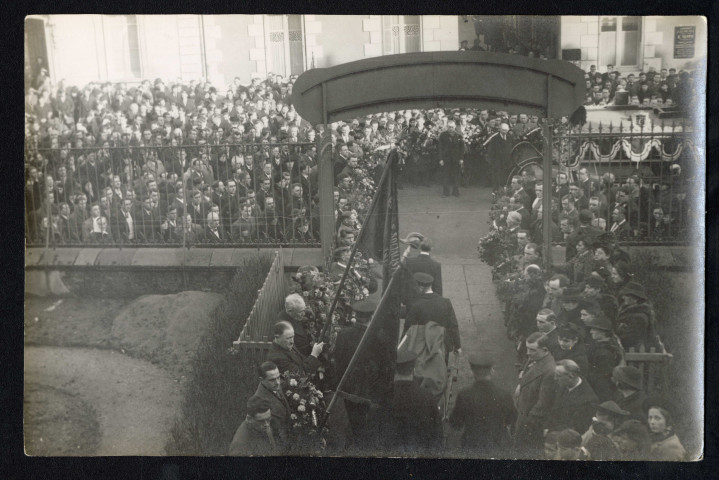 Porteurs de cercueil quittant la Bourse du Travail