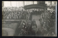 Porteurs de cercueil quittant la Bourse du Travail