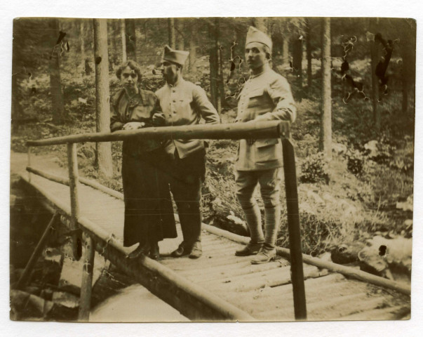[Une femme, un soldat et Marcel Hauton (à gauche), posant sur un petit pont dans un bois]. - [s.l.], 15 août 1918