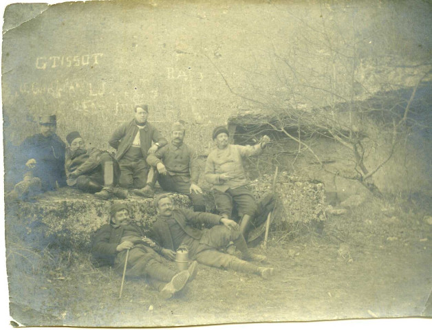 Petit groupe de soldats dont Antoine Depuntis installés sur une grande pierre. - Oulchy le Château (1915)
