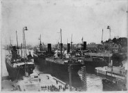 [Guerre 1914-1918]. - [Navires Great City, Eastern City, Raphaël et Rambrandt à quai] / Louis Péneau. - 15 juin 1915.