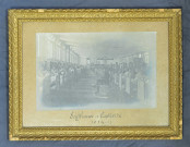 Grande salle commune d'un hôpital avec les nombreux lits où sont allongés les soldats blessés