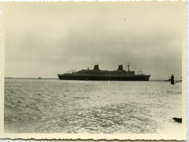 Paquebot Le France en mer, depuis la côte