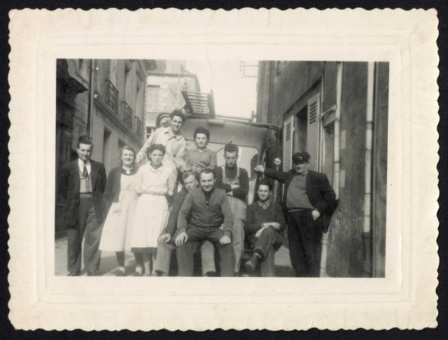 Société EDF (Électricité de France) : une équipe de salariés devant le fourgon Renault de l'entreprise.