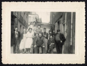 Société EDF (Électricité de France) : une équipe de salariés devant le fourgon Renault de l'entreprise.