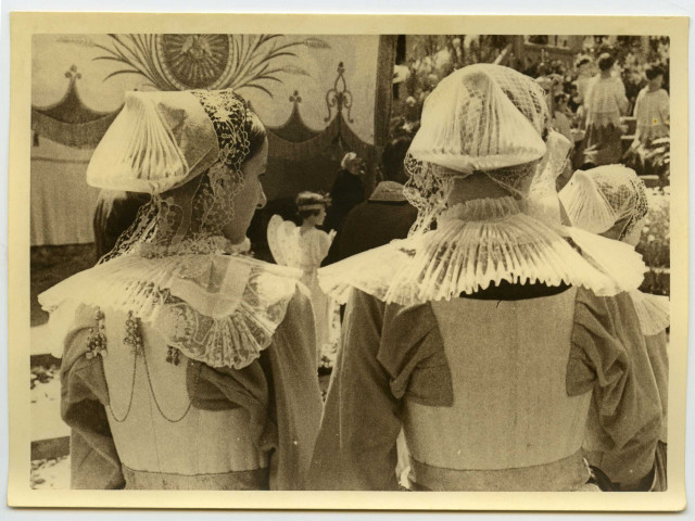 Femmes en costume traditionnel de cérémonie et portant la coiffe de Saillé, lors d'une procession religieuse
