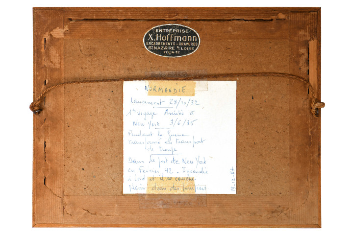 Lancement du paquebot Normandie : une photographie encadrée noir et blanc du lancement du paquebot Normandie à Saint-Nazaire le 28 octobre 1932 ; au dos, informations sur les grandes étapes de la vie du Normandie.