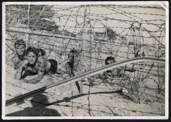 Scène de loisirs : Robert Pesneau, deuxième à partir de la gauche, sur une plage de Saint-Nazaire, avec un groupe d'amis. Au premier plan, les barbelés sur la plage.