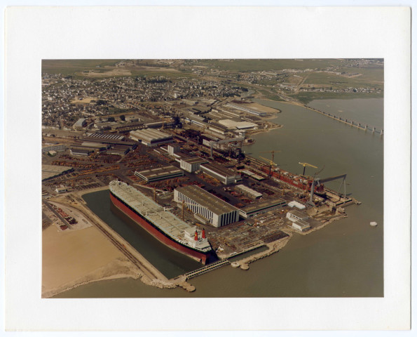 Diplôme d'honneur d'ancienneté décerné pour les 35 années consécutives accomplies aux des Chantiers de l'Atlantique avec une photographie d'une vue aérienne des Chantiers.