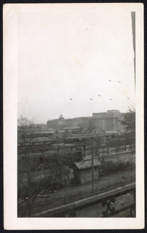 Bombardements, défense anti-aérienne : vue d'ensemble des ballons captifs antiaériens au-dessus de la base sous-marine. Au premier plan, les voies de chemin de fer.