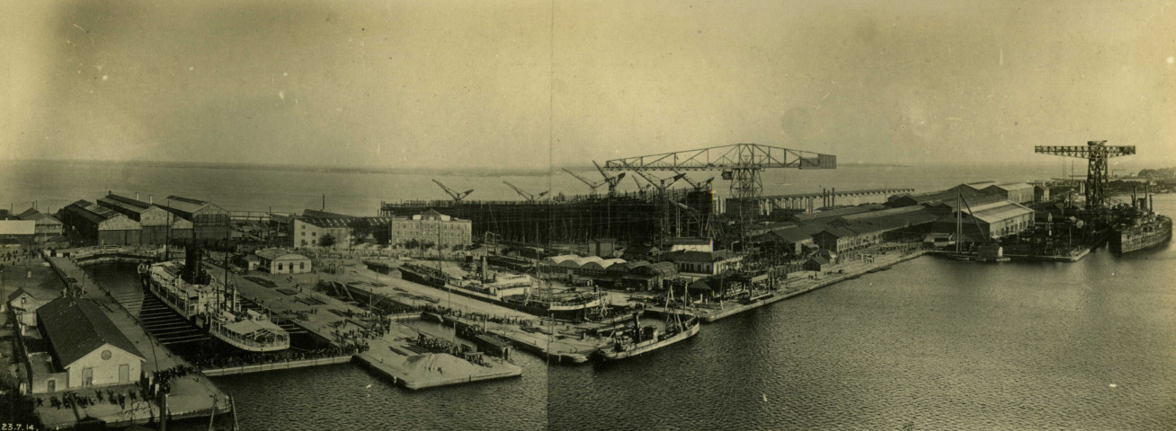 Vue panoramique du chantier de Penhoët et des formes de radoub / Chambre de Commerce de Saint-Nazaire.- [Saint-Nazaire], [1917].