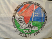 Drapeau des 1ers Jeux Pré-Olympiques conservé par l'association Handi'Nat, photographié à l'occasion de la Grande Collecte des Archives du Sport