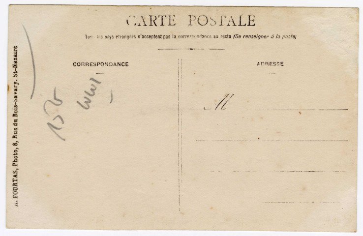 Deux soldats français et un soldat américain, tous en uniforme posent pour la photographie