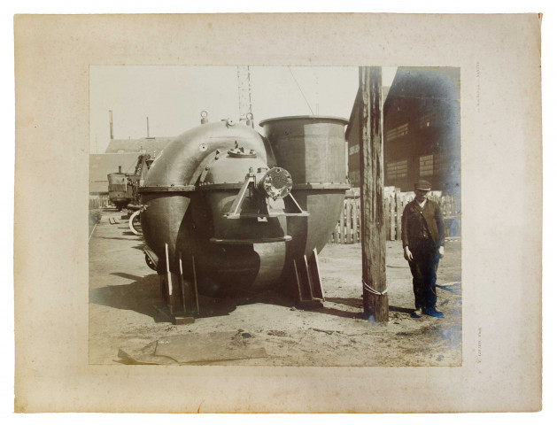 [Relèvement du plan d'eau : vue sur une grosse machine , un homme à côté] / V. Girard.- [Saint-Nazaire], [vers 1900].