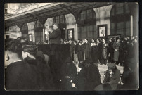 Discours d'un haut personnage, devant la gare