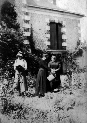 [Trois femmes dans un jardin devant une maison] / Louis Péneau
