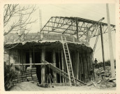 Montage de la charpente métallique [charpente vue de la façade avant du foyer municipal].- [Saint-Nazaire], [vers 1950].