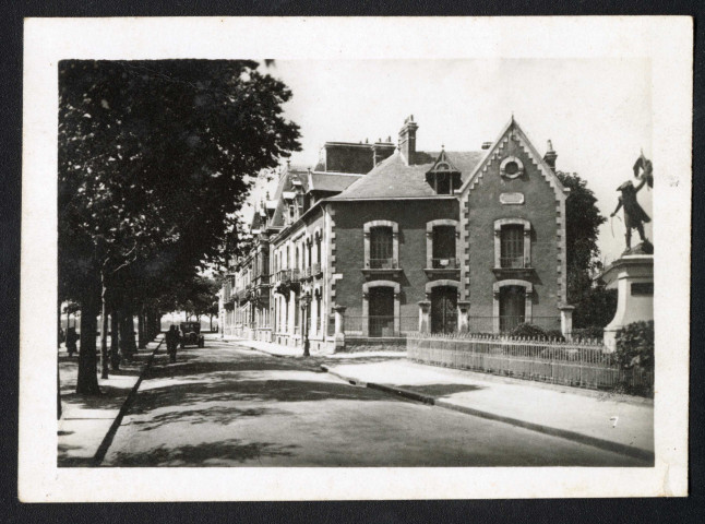 Saint-Nazaire dans les années 1930, série de 10 photographies noir et blanc de Saint-Nazaire dans une pochette : « paquebot Mexique ligne Amérique centrale », « Un coin du jardin des plantes », « monument aux morts de la guerre 1914/1918 », « Le mouvement maritime fait de ce port l'un des plus fleurissant de l'Atlantique », « cargo sortant des bassins », « rue Henri Gautier », « boulevard de l'Océan et monument aux morts pour la Patrie », « bureaux de la Compagnie de Navigation Générale Transatlantique », « remblais du boulevard de l'Océan », « un coin de la plage et le monument du Souvenir américain ».