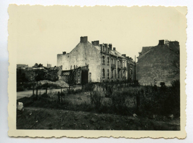 [ Au premier plan, vue de la rue Victor Hugo, à l'arrière-plan rue Albert de Mun en ruine ]. - Saint-Nazaire, [vers 1943]