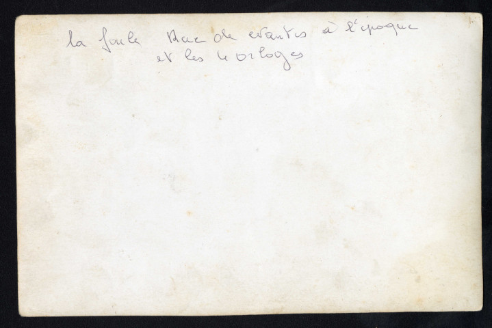 Cortège funéraire passant rue de Nantes/place des 4 Z'Horloges