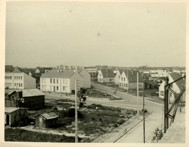 Vue de maisons et de baraquements .- [Saint-Nazaire], [vers 1950].