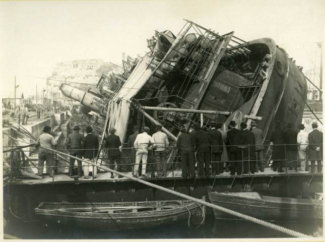 23 octobre 1919 - Pendant le redressement - Le navire vu de l'arrière incliné à 55 °.- [Marseille], [1919].