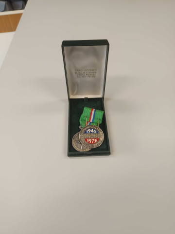 Médailles commémoratives : 30ème anniversaire de la libération des camps de prisonniers (une médaille de l'ADCPG, une médaille de la FNCPG)