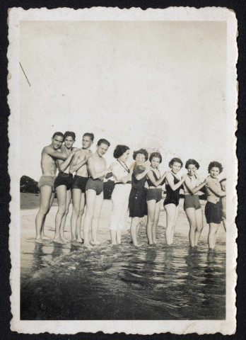 Scène de loisirs : portait d'un groupe d'amis auquel appartenait Robert Pesneau, sur une plage entre Villès et Kerlédé.