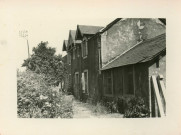 Bâtiment n°3 [Vue de la partie nord de la maison avec son jardin].- [Saint-Nazaire], [vers 1950].