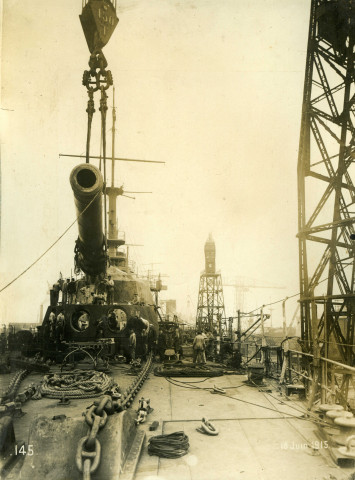 Mise en place d'un canon de 340 mm à bord du cuirassé Lorraine / Chambre de Commerce de Saint-Nazaire.- [Saint-Nazaire], 1915
