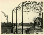 Montage de la charpente métallique : [travaux, ouvriers].- [Saint-Nazaire], [vers 1950].