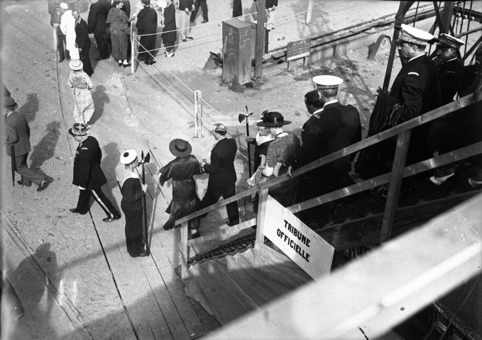 [Saint-Nazaire].- Lancement du [croiseur] Marseillaise [personnalités à la descente de la tribune officielle]. - 17 juillet 1935