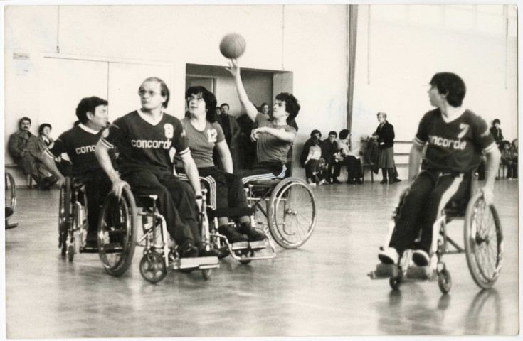 Compétition régionale de basket en fauteuil. - Match de basket entre les équipes de Saint-Nazaire et d'Angers au gymnnase Jules Ferry à Saint-Nazaire (1983)