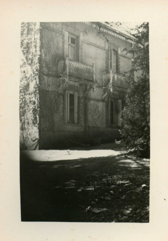 Bâtiment 1 : Le chateau [vue d'une partie des fenêtres et des balcons du château] .- [Saint-Nazaire], [vers 1950].