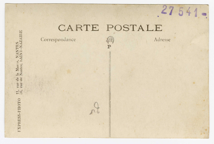 Deux hommes et trois femmes déguisé-es