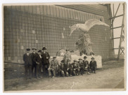 Carnaval, préparation : les membres de l'association des Goëlands Nazairiens posent devant leur char