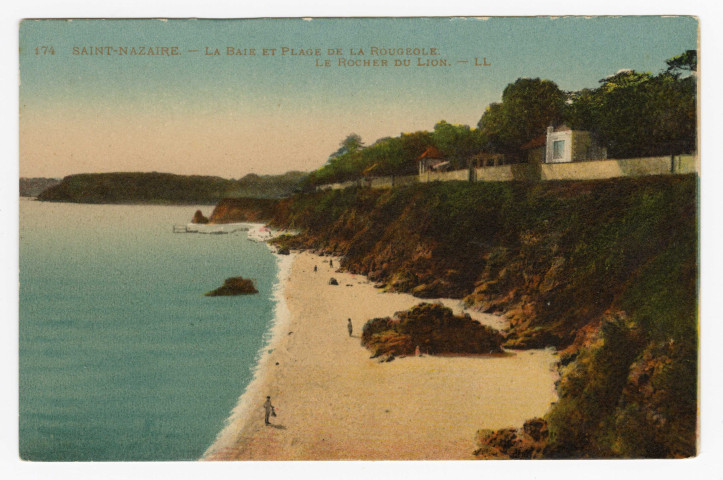 La baie et la plage de la Rougeole, le rocher du lion.