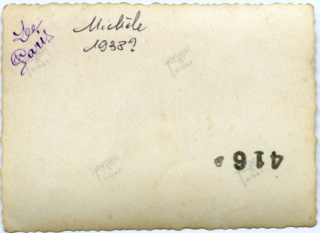 Une petite fille assise sur le perré boulevard Albert 1er. En arrière-plan, le paquebot Paris.