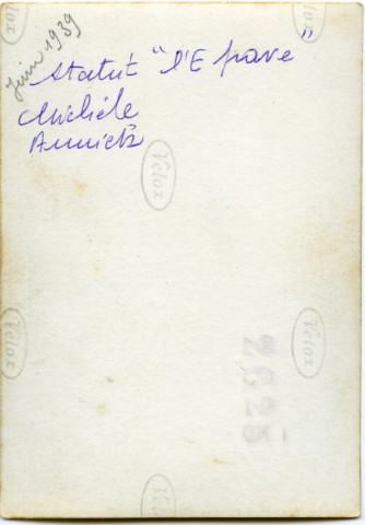 Michèle Moreau et Annick (?), jeunes filles, posant près de la statue de l'Epave