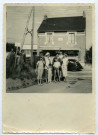 Famille et amis près de la « Place Formidable ». - [Gavy], 4 août 1956