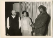 Souleymane Diallo avec Henri Fogel et son épouse dans la leur boutique de tailleur.