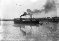 [Saint-Nazaire.- Le tanker britannique "Pass of Balater" échoué sur la plage de Saint-Nazaire]. - janvier 1939