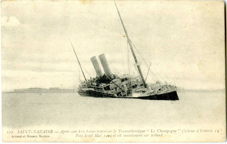 Saint-Nazaire. - Après une très bonne traversée le Transatlantique "La Champagne" s'échoue à l'entrée Port le 28 Mai 1915 et est maintenant sur tribord (N°122)