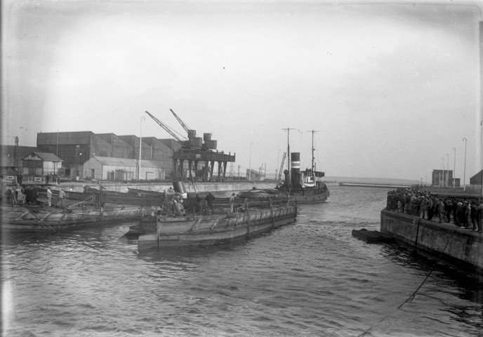 [Saint-Nazaire.- Trois navires en manœuvres autour de l'épave du remorqueur Croisic]. - mai-juin 1938