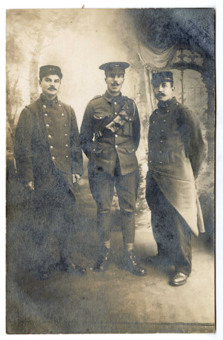 Deux soldats français et un soldat américain, tous en uniforme posent pour la photographie