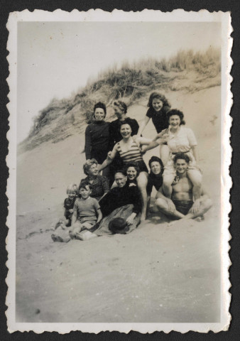 Scène de loisirs : portrait de famille sur une plage de Saint-Nazaire.