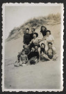 Scène de loisirs : portrait de famille sur une plage de Saint-Nazaire.