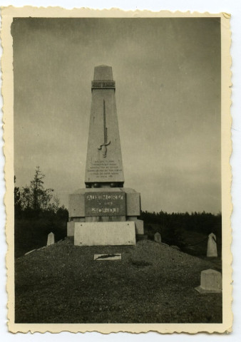 Monument aux Morts du Mort-Homme, monument en granit érigé par les anciens militaires de la 40eme Division d'Infanterie dans la région de Verdun dans la Meuse.