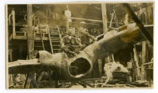 [Fonderie d'art Henri Rouard. - Assemblage du monument : le corps de l'aigle et les ailes séparées]. - Paris, 1926. - 1 tirage photographique noir