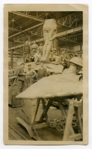 [Fonderie d'art Henri Rouard. - Assemblage du monument : les jambes du soldat]. - Paris, 1926. - 1 tirage photographique monochr. brun ; 14,5 X 9 cm.